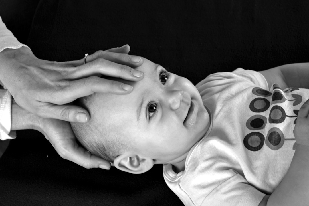 Osteopathische Behandlung von Kindern und Säuglingen bei eingeschränkter Kopfbeweglichkeit, Hüftdysplasie